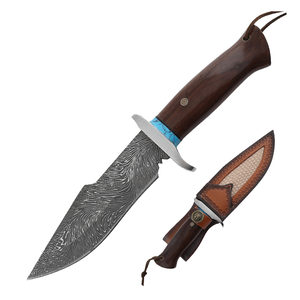 Couteau de chasse en acier de Damas avec manche en bois, lame à pointe tombante, bord droit, étui en cuir - Product Image 1