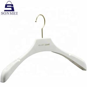 Appendini per abiti in gomma antiscivolo in plastica con gancio nero pistola - Product Image 3