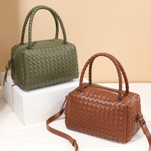 Nuova Borsa a Tracolla 2024 in Pelle PU Intrecciata a Mano, Stile Pillow Tote, per Fotocamera e Trucchi - Product Image 2