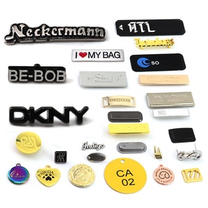 Colgantes con logotipo de moda personalizados, accesorios para la producción de bolsas de ropa, herrajes, placas de identificación metálicas en relieve, etiquetas de marca grabadas. - Product Image 2