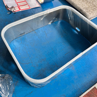 La machine de scellage entièrement automatique pour viande fraîche utilise des lames dentelées et des lames carrées en acier inoxydable pour couper le film plastique.