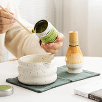Ensemble de 6 outils pour la cérémonie du thé matcha japonais, comprenant un bol en céramique, un fouet en bambou, un support pour fouet, et un kit complet d'accessoires pour la préparation du matcha