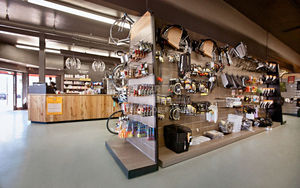 Hiện Đại Xe Đạp Cửa Hàng Hiển Thị Slatwall Jersey Mũ Bảo Hiểm Cưỡi Giày Bán Lẻ Hiển Thị Nội Thất Đi Xe Đạp Cửa Hàng Ý Tưởng Thiết Kế Nội Thất - Product Image 6