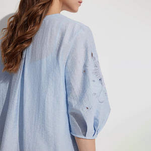 <span class=keywords><strong>Camicia</strong></span> da <span class=keywords><strong>donna</strong></span> di fascia alta Chic in raso blu ricamata floreale a trama vuota larga traspirante alla moda estiva - Product Image 4