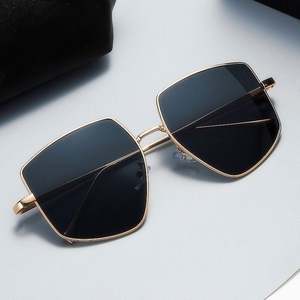 Gafas de Sol Cuadradas de Metal Retro de Moda 2022 para Mujer, Gafas de Sol de Gran Tamaño con Protección UV400 para Conducir, para Hombre - Product Image 1