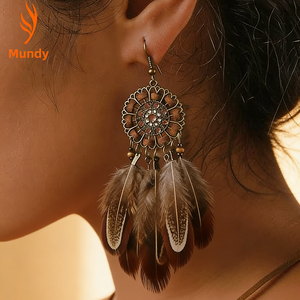 Boucles d'oreilles fantaisie rétro bohèmes à plumes et pompons, boucles d'oreilles attrape-rêves en filigrane pour festival de musique - Product Image 4