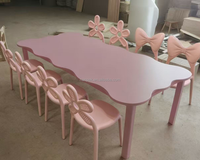 Chaises d'enfants empilables roses en plastique avec dossier fleur et papillon, abordables, pour événements extérieurs, location de mobilier, avec table 8 places