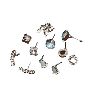 Ensemble de douze boucles d'oreilles géométriques douces, élégantes et charmantes, en forme de fleurs carrées et rondes, petites et polyvalentes - Product Image 4