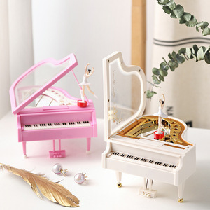 Carillon/Cofanetto Musicale Bianco a Forma di Pianoforte con Ballerina Girevole, Regalo Musicale a Carica Manuale per Ragazze e Ragazzi - Product Image 4