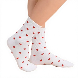 Chaussettes blanches à motif de cœur rouge, chaussettes décontractées respirantes en coton pour adultes, saison du printemps - Product Image 1