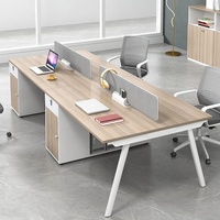 Ensemble de bureau et de chaises en bois pour 46 personnes avec un design minimaliste moderne, poste de travail informatique en cubicle avec cloison