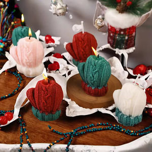 Bougie décorative artisanale en cire de soja de luxe, en forme de gant de Noël, pour la décoration ou comme cadeau - Product Image 2