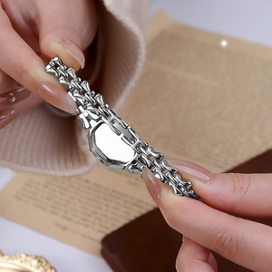 นาฬิกาข้อมือควอตซ์ทรงแปดเหลี่ยม ดีไซน์หรูหรา ขนาดเล็ก น้ำหนักเบา สำหรับผู้หญิง ผลิตจากโรงงาน ออกแบบเฉพาะ ดีไซน์เก๋ไก๋ วัสดุอัลลอยด์ - Product Image 6