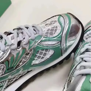 รองเท้าผ้าใบแฟชั่นสำหรับทุกเพศ ดีไซน์เนอร์คุณภาพสูง แบบผูกเชือก หน้าผ้าตาข่าย น้ำหนักเบา ปิดนิ้วเท้าอย่างนุ่มนวล ระบายอากาศได้ดี - Product Image 5