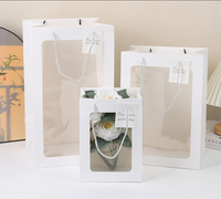Europäischer Luxus-Stil Blumen-Geschenktüten mit Kleinem Transparentem Fenster Weiße Laminierte Karton-Geschenkverpackung Dreifach Geflochten