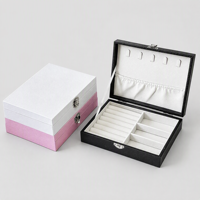 Boîte de rangement pour bijoux avec fermoir métallique, emplacements pour bagues, supports pour boucles d'oreilles et poche sur le couvercle