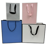 Sac cadeau pliable réutilisable en papier kraft brun avec logo personnalisé, ruban imprimé léopard, poignée en ruban, matériaux recyclés, taille personnalisée