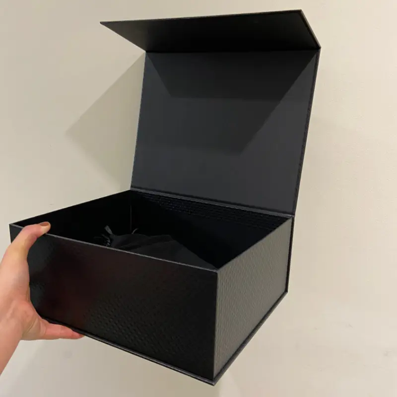 custom logo luxury emboss silver stamping logo plain black magnetic closure cardboard gift box for handbag packaging box