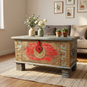 Coffres de rangement en bois massif anciens et vintage avec finitions en laiton et meubles artisanaux indiens peints en rouge et bleu - Product Image 4