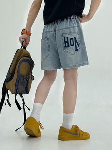 Pantalones cortos de mezclilla informales simples y elegantes para niños con bordado de letras. - Product Image 4