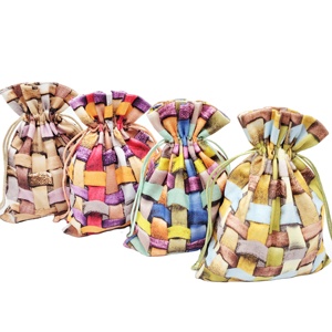 Bolsa de Regalo de Terciopelo con Cordón de Diseño Profesional Sanas para Navidad, Venta al por Mayor, Nuevo Diseño, Precio de Fábrica - Product Image 1