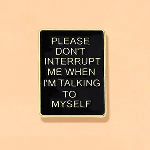 Per favore non interrompermi quando sto parlando con ME stesso lettera spilla Bookbag collare distintivo - Product Image 2