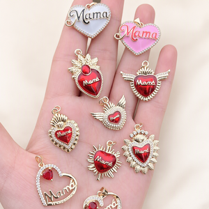 Ciondolo Trendy Placcato Oro 18K con Cuore Smaltato e Cristalli Scintillanti, Scritta in Rilievo, Regalo per la Festa della Mamma - Product Image 5