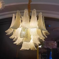 Lustre en verre soufflé moderne de luxe au design contemporain français pour salon, salle à manger, duplex, escalier, chambre principale
