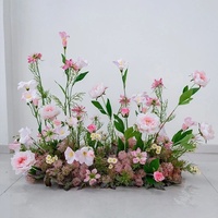 Dekorasi latar belakang pernikahan rangkaian bunga gantung sutra seri Pink Romantis yang dapat dikustomisasi, dengan hiasan daun mawar dan rangkaian bunga sebagai centerpiece meja