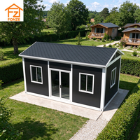 Maisons préfabriquées isolées, à installation rapide, avec de grandes fenêtres et des designs personnalisables.