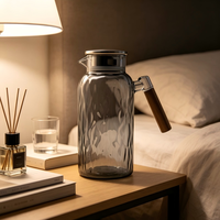 Carafe à eau moderne en verre borosilicate texturé gris fumé avec poignée en bois et couvercle en acier inoxydable, compatible lave-vaisselle, pour usage domestique