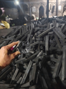 Charbon de bois en briquettes de sciure de bois dur, fourni par l'usine, pour barbecue vietnamien, haute teneur en carbone, faible teneur en cendres, sans fumée, combustion longue durée 6 heures - Product Image 3