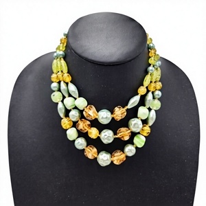 Collier Multicouche en Résine Perlée pour Femme – Bijou Unique Vert Jaune Coloré – Pièce Tendance et Spectaculaire pour Femme - Product Image 1