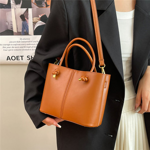 Sac à main rétro pour femme, style haut de gamme, mode de niche, sac bandoulière grande capacité pour trajets quotidiens, vente en gros, commerce extérieur - Product Image 2