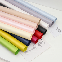 Papier nacré argenté blanc glacé, papier artistique métallique chatoyant pour la conception de boîtes à bijoux de luxe et de couvertures de menus