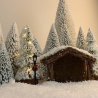 SANWEI Mini Künstlicher Zedern-Weihnachtsbaum Umweltfreundliche Plastik-Tischdekoration Flaschenbürsten-Baum für Partys mit Glocke