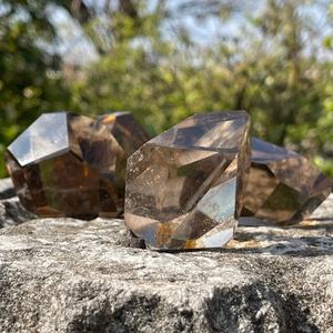 หินควอตซ์สโมคกี้สีรุ้งธรรมชาติคุณภาพสูงขายส่ง รูปทรงอิสระ สำหรับบำบัดรักษาและตกแต่ง - Product Image 3