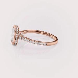 Bague pour femme en or rose 14 carats plaqué rhodium avec pavé de diamants de laboratoire taille radiant, style luxueux - Product Image 4