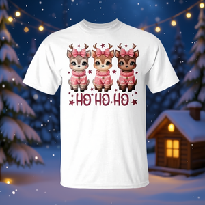 Camiseta Rosa Femenina con Diseño Navideño Coqueto de Reno 'Ho Ho Ho' para Promociones Exclusivas - Product Image 3