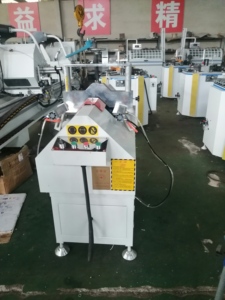 Scie à cadre de fenêtre et de porte de 1,5 kW, profondeur de coupe de 20 à 60 mm, machine à découper en V pour PVC, UPVC et plastique - Product Image 3