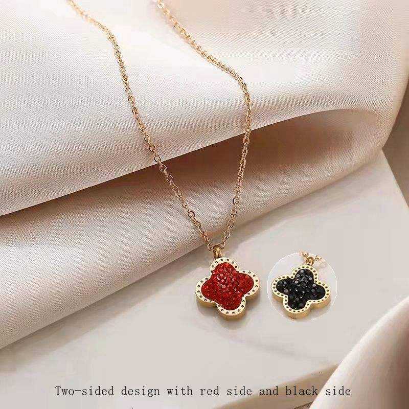 สีแดงและสีดำ