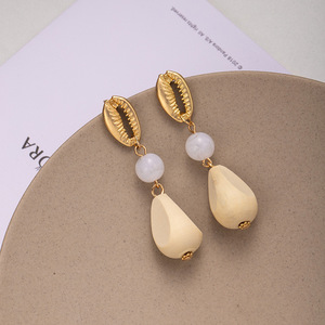 Vintage Minimalist Küpeler Ahşap Su Damlası Reçine Küpeler - Product Image 1