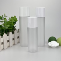 Bouteilles givrées à étiquette privée 100ml/150ml/200ml avec grand couvercle blanc mat pour les soins de la peau, tonique, sérum, huiles essentielles