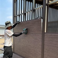 Gudang Logam Berinsulasi Ramah Lingkungan dengan Pola Batu Bata Kayu Dekoratif, Baja Galvanis Kustom, dan Panel Sandwich PU