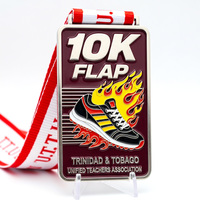 Médaille rectangulaire émaillée rouge bordeaux avec motif flamme ardente et ruban imprimé rayé rouge et blanc pour trophée de finisseur de course de divertissement