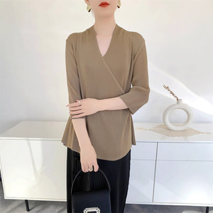 Haut à volants à manches trois quarts de couleur unie pour <span class=keywords><strong>femme</strong></span>, collection Printemps/É<span class=keywords><strong>t</strong></span>é 2025 – <span class=keywords><strong>T</strong></span>-<span class=keywords><strong>shirt</strong></span> élégant et mignon à <span class=keywords><strong>col</strong></span> en <span class=keywords><strong>V</strong></span> de créateur - Product Image 2