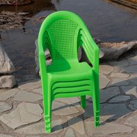 Fauteuil d'extérieur empilable en plastique PP durable, résistant à l'eau, vert, avec accoudoirs – Prix usine