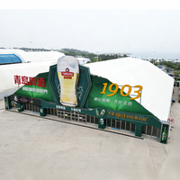 Tente de festival de bière personnalisée en forme de pagode avec impression intégrale de la marque sur la façade, idéale pour le carnaval de la bière Tsingtao, les salles de réception et les expositions