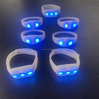 Bracelet LED lumineux télécommandé DMX personnalisé brassards clignotants pour la remise des diplômes du Festival de musique ou du Ramadan