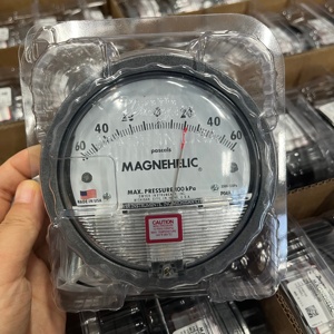 Manómetro Diferencial Magnético de Plástico Original Serie Dwyerr 2000 para Industrias Hidráulicas, Precisión del 1.6%, Hecho en EE. UU., Sin Fuente de Alimentación - Product Image 1